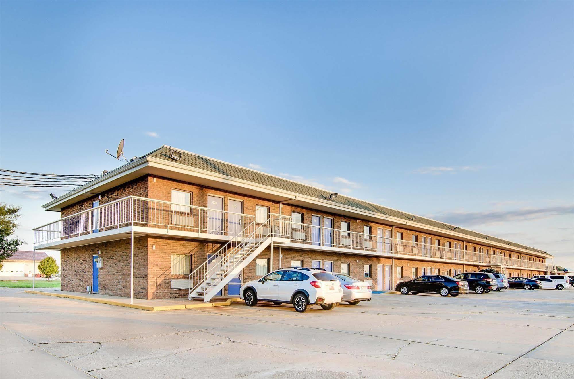 Hotel 6-salina, Ks 2*