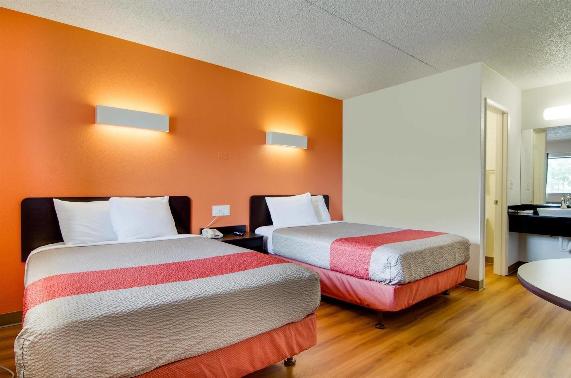 Hotel 6-salina, Ks