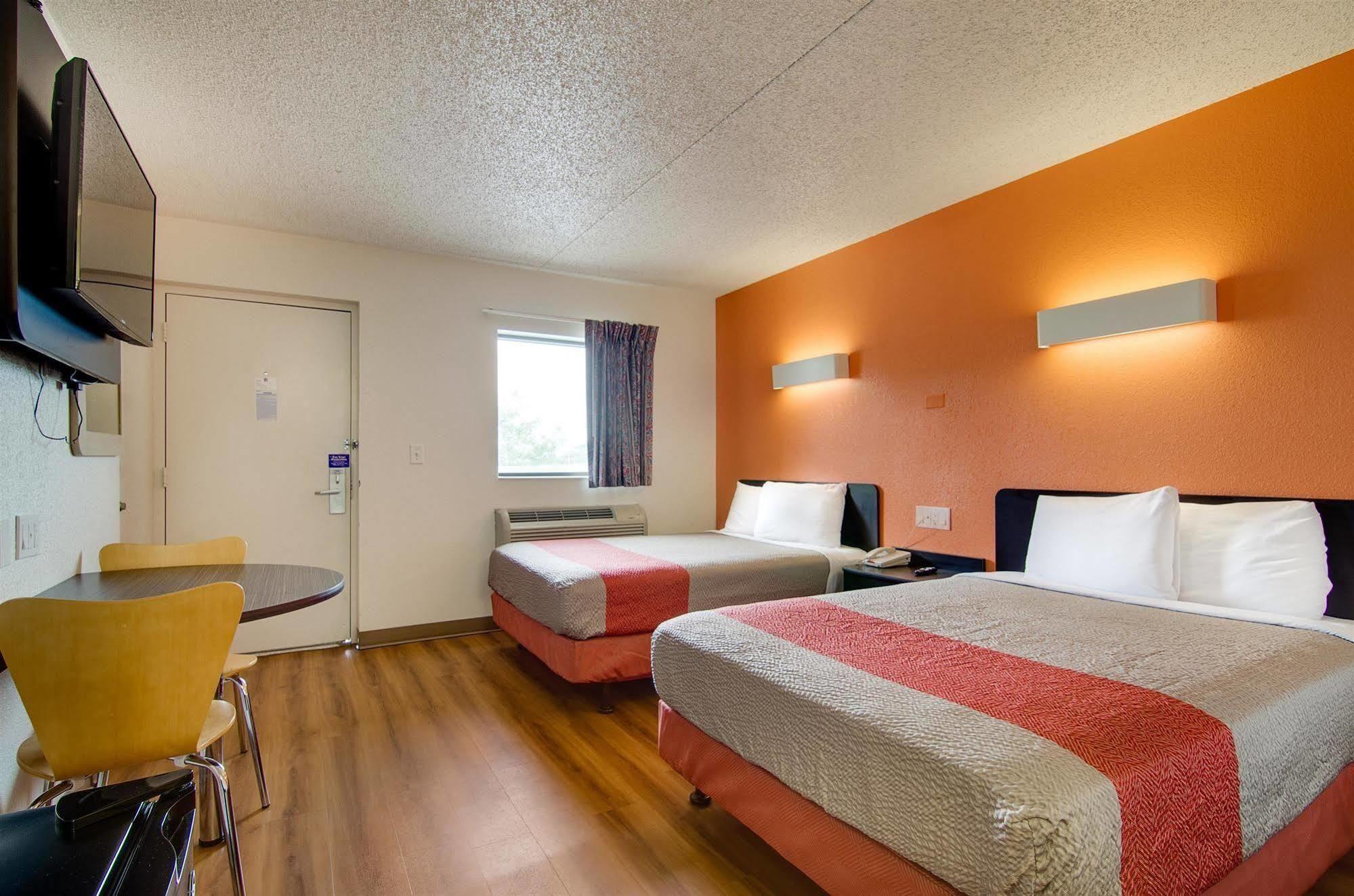 Hotel 6-salina, Ks