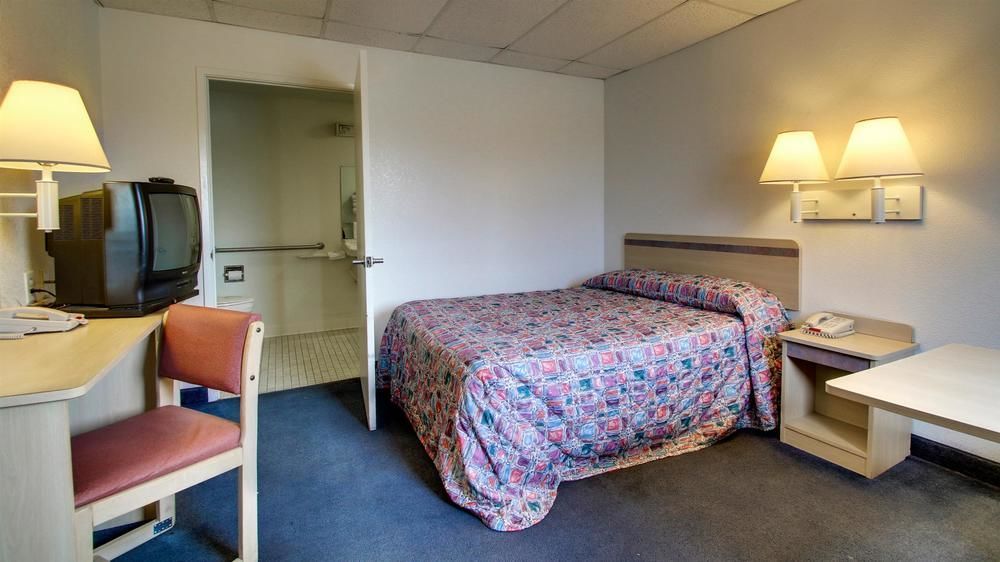 6-salina, Ks Hotel 2*