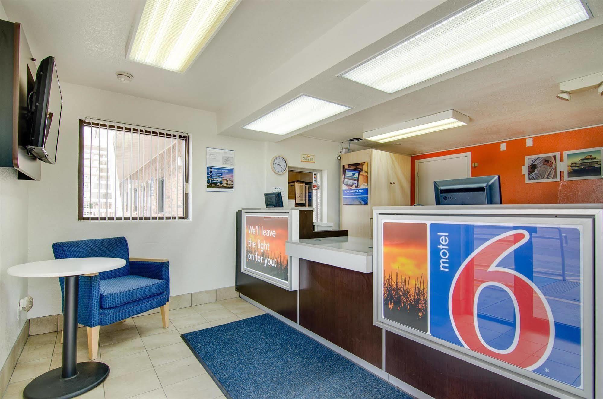 6-salina, Ks Hotel
