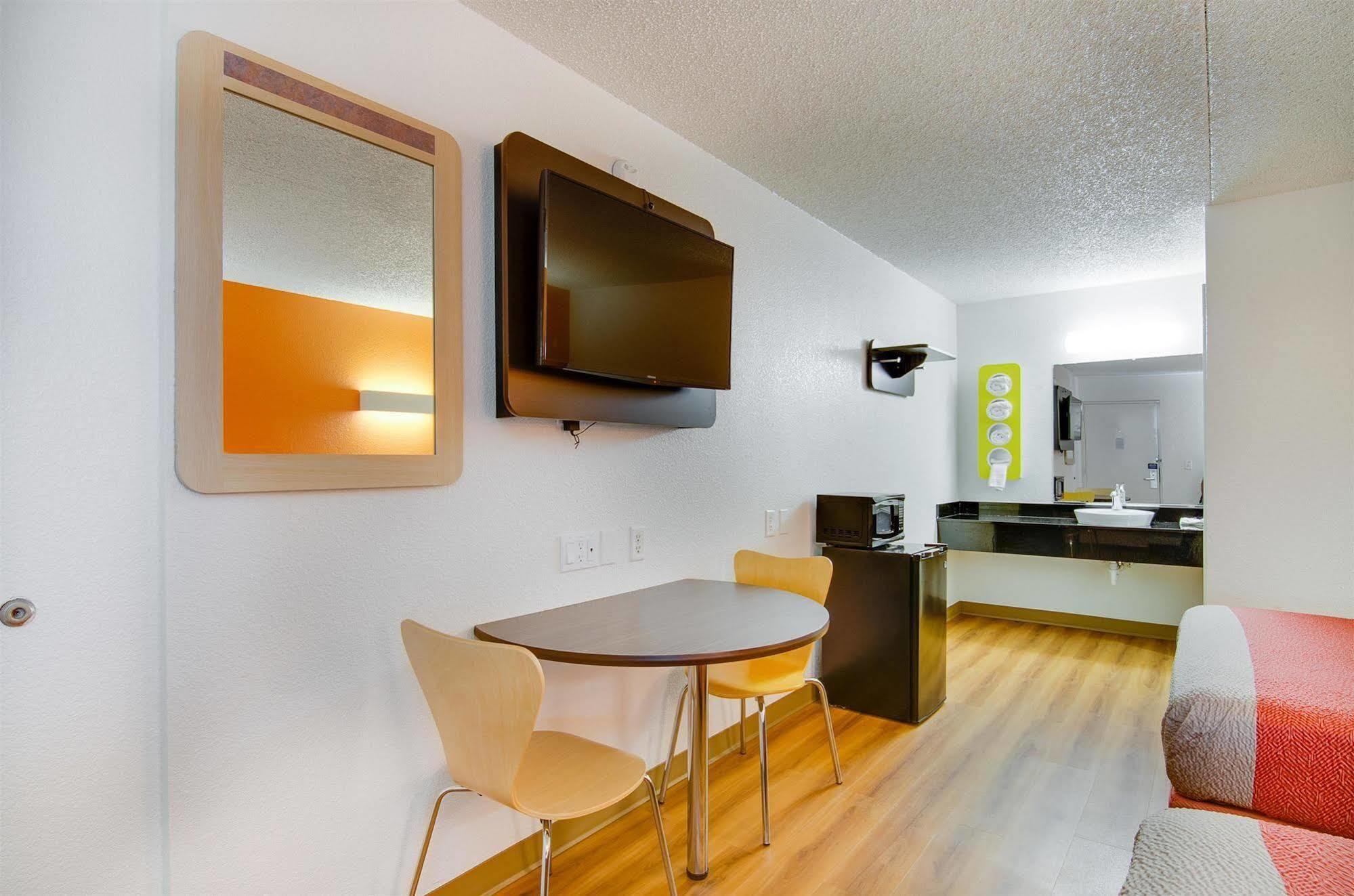 Hotel 6-salina, Ks