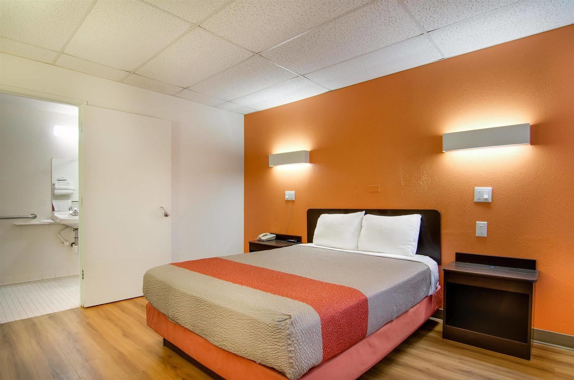 6-salina, Ks Hotel