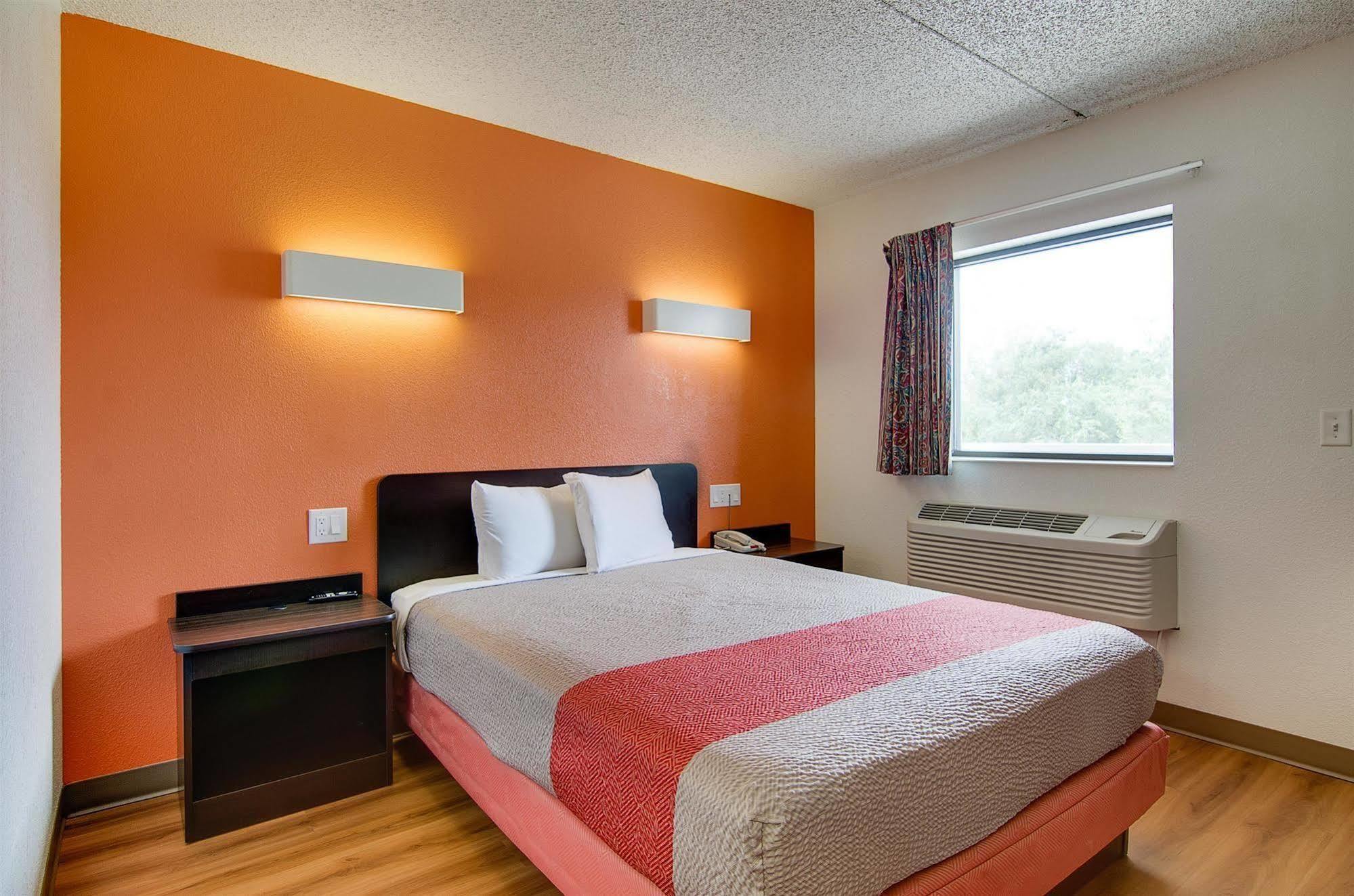 6-salina, Ks Hotel 2*